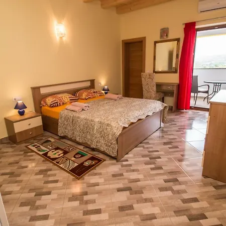 Place 3* 罗维尼
